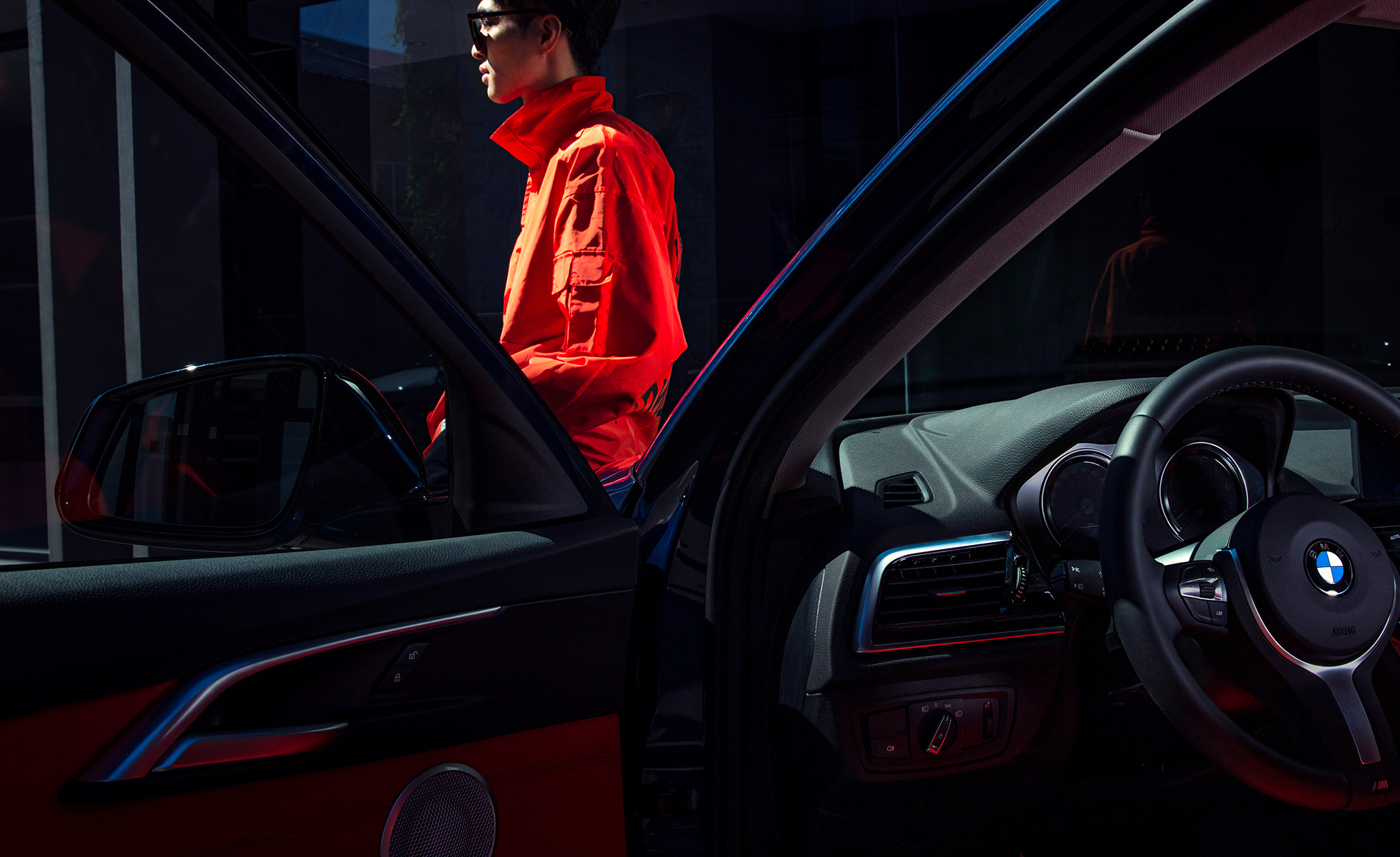BMW 1系M运动曜夜版,搭载全新带对比缝线的熔岩红皮革内饰, 通过更加年轻动感的撞色设计, 质感沉稳中焕发炙热激情,瞬间引燃本能的驾驶渴望。 BMW 1系M运动曜夜版,搭载全新带对比缝线的熔岩红皮革内饰, 通过更加年轻动感的撞色设计, 质感沉稳中焕发炙热激情,瞬间引燃本能的驾驶渴望。